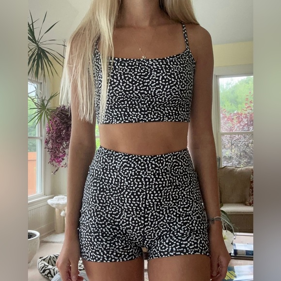 Sports bra and biker shorts workout set - Picture 1 of 6